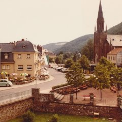 Am Plan mit der Statue des heiligen Nepomuk, 1970. Johannes Nepomuk gilt als Brückenheiliger und Schutzheiliger des Beichtgeheimnisses. Beim Neubau der Jülicher Brücke in Gemünd 1738 stifte die Freifrau Franziska von Harff, Herrin der Herrschaft Dreiborn, die Statue. Das Original steht heute im Treppenhaus des Kurhauses. (Repro: SA Schleiden, Bildsammlung)