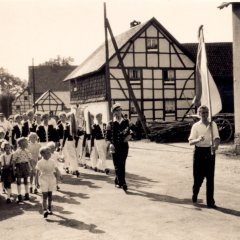 Umzug durchs Dorf mit dem Tambourcorps „Eifelgold“ Herhahn-Morsbach 1952 e.V. (Foto: Walter Sistig/Sammlung H. Wolgarten und F.A. Heinen)