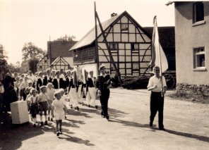 Umzug durchs Dorf mit dem Tambourcorps „Eifelgold“ Herhahn-Morsbach 1952 e.V. (Foto: Walter Sistig/Sammlung H. Wolgarten und F.A. Heinen) Umzug durchs Dorf mit dem Tambourcorps „Eifelgold“ Herhahn-Morsbach 1952 e.V. (Foto: Walter Sistig/Sammlung H. Wolgarten und F.A. Heinen)
