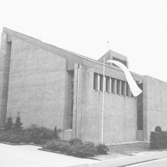 Zwischen 1972 und 1973 wurde die heutige moderne Herhahner Pfarrkirche nach Plänen des Heimbacher Architekten Franz Daheim gebaut. Teile des alten, wegen der steigenden Bevölkerungszahl zu klein gewordenen Gotteshauses von 1926 und fünf seiner Fenster wurden integriert. Die Konsekration fand am 25. August 1973 statt. (Foto: SA Schleiden)