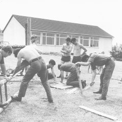 Britische Soldaten vom Camp Vogelsang bauen 1975 einen Kinderspielplatz an der Schule in Herhahn. (Foto: Heinz H. Naumann/SA Schleiden)