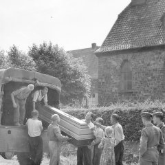 Särge mit den sterblichen Überresten längst Verblichener vom Wollseifener Friedhof werden von Militärs nach Herhahn umgebettet. (Foto: Heinz H. Naumann/SA Schleiden)