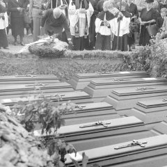 Erneute Beisetzung der exhumierten Toten vom Wollseifener Friedhof 1955 auf dem Gottesacker von Herhahn, im Volksmund „Schmodde Jaad“ (hd. Schmiedegarten) genannt. (Foto: Heinz H. Naumann/SA Schleiden)