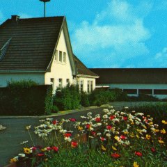 Ansichtskarte um 1970: 1926 wurde das neue Schulhaus („Schöll“, „Schu-el“) in der Weinhardstraße errichtet und in den 1960er Jahre erweitert. Heute dient die Schule als Bürgerhaus („Bürjehuus“) und Kindergarten („Köngdejaade“), die Gymnastikwiese als Spielplatz. (Foto: Sammlung H. Wollgarten und F.A. Heinen)