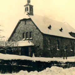 Die alte Kirche Herhahn 1952. Sie wurde 1926 errichtet, als das Doppeldorf Herhahn/Morsbach noch zur Pfarre St. Rochus, Wollseifen, gehörte. Das Pfarrleben verlagerte sich nach der Vertreibung der Wollseifener 1946 nach Herhahn. (Foto: Richard Ronig/Fotosammlung H. Wollgarten und F.A. Heinen)