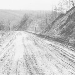 Panzerstraße von der Verladerampe an der Eisenbahnstrecke Kall-Hellenthal („Flitsch“) in Schleiden-Höddelbusch nach Herhahn und weiter zum Camp Vogelsang 1962. (Foto: SA Schleiden)