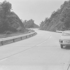 Zwei Jahre später, 1964, ist die Panzerstraße („Panzestrooß“) in Beton ausgebaut, um auch schwere Kettenfahrzeuge tragen zu können. (Foto: SA Schleiden)