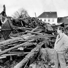 Durch Orkanböen zerstörte Fachwerkscheune in Kerperscheid, 1984. (Foto: Manfred Hilgers/SA Schleiden, Bildsammlung)