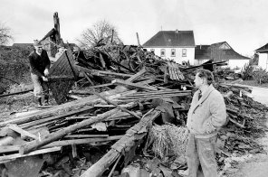 Durch Orkanböen zerstörte Fachwerkscheune in Kerperscheid, 1984. (Foto: Manfred Hilgers/SA Schleiden, Bildsammlung)