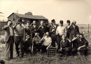 Freiwillige Feuerwehr Morsbach beim Durststillen nach vermutlich gelungener Löschübung. (Foto: Walter Sistig / Sammlung H. Wollgarten und F.A. Heinen)