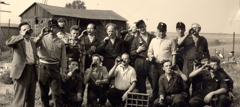 Freiwillige Feuerwehr Morsbach beim Durststillen nach vermutlich gelungener Löschübung. (Foto: Walter Sistig / Sammlung H. Wollgarten und F.A. Heinen)