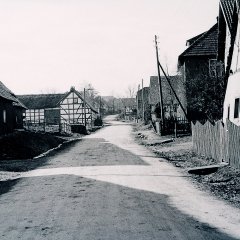 Morsbacher Dorfstraße in den 50er Jahren des 20. Jahrhunderts. (Foto: Walter Sistig / Sammlung H. Wollgarten und F.A. Heinen)