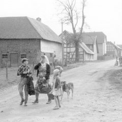 Eine typische Dorfszene in „Mu-e-schpisch“. (Foto: Sammlung H. Wollgarten und F.A. Heinen)