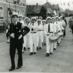 Das Tambourcorps Herhahn-Morsbach zieht auf, eine Aufnahme aus den 50er Jahren. (Foto: Sammlung H. Wollgarten und F.A. Heinen)