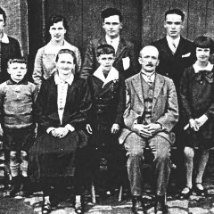 In Wollseifen lernte Giovanni Sitta die damals 16-jährige Agnes Heup (Jahrgang 1888) kennen, die aus einer eingesessenen Wollseifener Familie stammte.  Kurz nach der Eheschließung 1904 kam bereits die erste Tochter Barbara zur Welt.  Es folgten acht weitere Kinder. 1927 erwarb die Familie das Haus der Witwe Hupp in Nierfeld auf Rentenbasis.