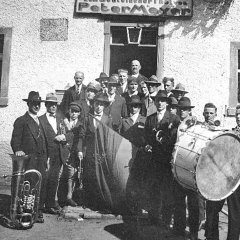 Musikverein vor der Gastwirtschaft Peter Meyer, dem späteren Fitness Center Cremer direkt an Eisenbahnlinie und B 266. Aus dem Besitz von Norbert Toporowsky aus der Fotosammlung H. Wollgarten und F.A. Heinen.