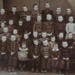 Nierfelder Volksschule 1908. Der Fotograf ist unbekannt.