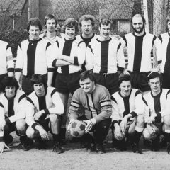 Legendäre Kicker hat der SV Nierfeld hervorgebracht, hier die „Erste“ von 1978 mit (knieend v.l.) Manfred Küpper, Werner Komp, Raimund Carls, Josef Kratz, Axel Strauch, Franz-Josef Fahrwerk sowie (stehend v.l.) Trainer Manfred Iven, Gerd Jenniges, Erwin Müller, Ernst Fahrwerk, Norbert Konrads, Hermann-Josef Küpper, Richard Hennes, Herbert Heinrichs, Günter Lutz und Günter Rupp. (Repro: Stadtarchiv Schleiden)