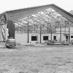 Bau der Nierfelder Reithalle 1973. 