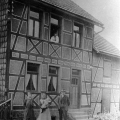 Familie Hermann Ronig vor ihrem Fachwerkhaus in Oberhausen 1925. (Foto: Stadtarchiv)