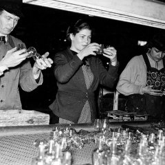 Kontrolle der Gläserproduktion bei der Glashütte Heinz/Oberhausen 1956 mit (v.l.) Hubert Kirch aus Ettelscheid, Gertrud Schmitz aus Oberhausen und Brunhilde Patrick. (Foto: Stadtarchiv)