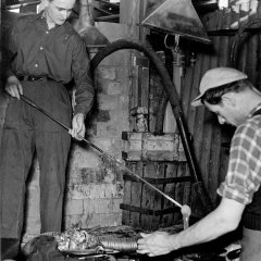 Georg Lankowitzky (r.) und Adolf Ernst beim Glasgießen in der Glasfabrik Heinz in Oberhausen 1956. (Foto: Stadtarchiv)