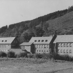 Die noch unverputzte neue Katholische Volksschule Oberhausen. (Foto: Stadtarchiv)