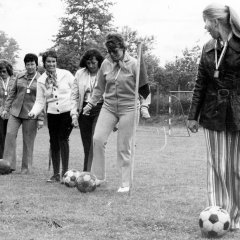 Mitte der 70er Jahre kam der Frauenfußball auf, hier erster Ballkontakt der Damenwelt beim TuS Oberhausen. (Foto: Stadtarchiv)