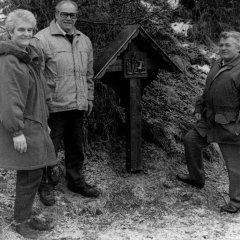 Auf Initiative des Oberhausener Kapellenvereins und nach Finanzierung durch Spendengelder wurde ein Kreuzweg mit 14 Stationen von Oberhausen nach Kerperscheid errichtet und Anfang April 1996 feierlich eingeweiht. Die Aufnahme zeigt die Kapellenvereinsvorsitzende Hannelore Ronig, den Erbauer Martin Schmitz und Ideengeber Peter Schmitz. (Foto: Stadtarchiv)