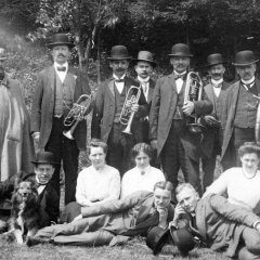 Aus der Bildersammlung „Kirmes in Olef“: Frühschoppengesellschaft im Garten der Gaststätte Röhl am Kirmesmontag, 1913 mit (stehend v.l.) Otto Röhl, vermutlich Polizei-Sergeant Biert aus Schleiden, fünf Musikanten aus Köln und dahinter Ferdinand Röhl, Rudolf Röhl und Joseph Röhl, dann (liegend bzw. sitzend v.l) Leo Röhl, Schwiegertochter Röhl, Anna Röhl, (?) Kreuder, Otto Meltzow, Maria Röhl und Sophia Röhl. (Repro: Stadtarchiv Schleiden)