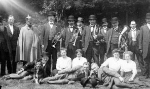Aus der Bildersammlung „Kirmes in Olef“: Frühschoppengesellschaft im Garten der Gaststätte Röhl am Kirmesmontag, 1913 mit (stehend v.l.) Otto Röhl, vermutlich Polizei-Sergeant Biert aus Schleiden, fünf Musikanten aus Köln und dahinter Ferdinand Röhl, Rudolf Röhl und Joseph Röhl, dann (liegend bzw. sitzend v.l) Leo Röhl, Schwiegertochter Röhl, Anna Röhl, (?) Kreuder, Otto Meltzow, Maria Röhl und Sophia Röhl. (Repro: Stadtarchiv Schleiden)