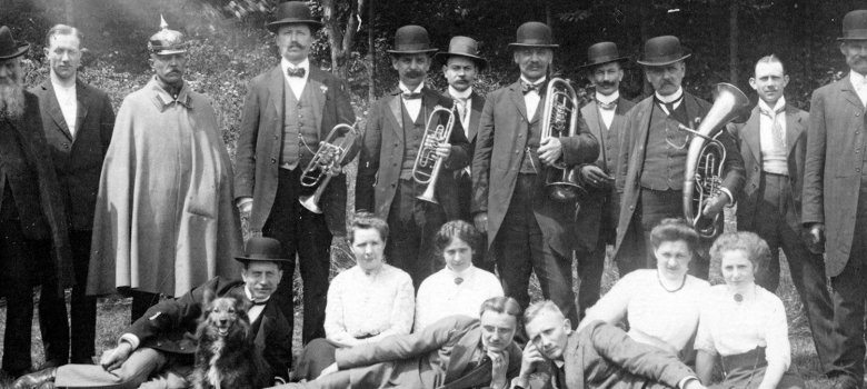 Aus der Bildersammlung „Kirmes in Olef“: Frühschoppengesellschaft im Garten der Gaststätte Röhl am Kirmesmontag, 1913 mit (stehend v.l.) Otto Röhl, vermutlich Polizei-Sergeant Biert aus Schleiden, fünf Musikanten aus Köln und dahinter Ferdinand Röhl, Rudolf Röhl und Joseph Röhl, dann (liegend bzw. sitzend v.l) Leo Röhl, Schwiegertochter Röhl, Anna Röhl, (?) Kreuder, Otto Meltzow, Maria Röhl und Sophia Röhl. (Repro: Stadtarchiv Schleiden)