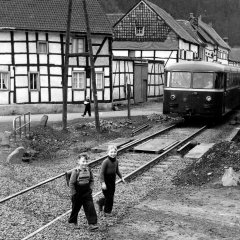 Schienenbus auf der Eisenbahnstrecke Kall-Hellenthal, die legendäre „Flitsch“ bei der Einfahrt auf den Olefer Dorfplatz. (Foto: Heinz H. Naumann)