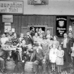 Feierrunde vor der Gaststätte Röhl, 1930er Jahre. (Foto: Elvira Hilgers)