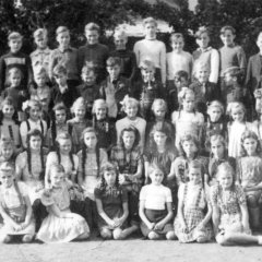 Gruppenfoto der Schülerinnen und Schüler der Jahrgänge 1935-1937 auf dem Schulhof in Olef, um 1948, in der 1. Reihe knieend v.l Anneliese Willms, Helga Johnen, Lydia Monschau, Christel Röhl, Hannelore Bous und Linde Fedder, zweite Reihe von links Liesel Hilger, Inge Wassmer, Trudi Fedder, Rosa Hilger, Agnes Klinkhammer, Helga Göbgen, Verena Kirchner, Maria Göbgen, Liesel Monschau und Klara Lorbach, driotte Reihe v.l. Hannelore Müller, Leni Buß, Agnes Müller, Leni Hilger, Resel Sevenich, Marita Klinkhammer, Christel Groß, Gerlinde Kirchner, Rosa Lorbach, Christel Monschau, Mia Lorbach, Käthe Schreiber und Maria Pütz; 4. Reihe v.l. Gretel Monschau, Irene Klinkhammer, Manfred Müller, Dieter Kirchner, Hermann-Josef Offermann, Hubert Larres, Willi Groß, Hermann-Josef Groß, Karl Buß, Gerd Müller und Ursula Monschau sowie 5. Reihe v.l. Willi Weiß, Bub Hilger, Heinrich Vossen, Paul Abel, Karl Hans Röhl, Leo Jansen, Günter Müller, Hubert Lorbach, Günther Klinkhammer und Alfons Haas. (Repro: Stadtarchiv Schleiden)