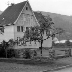 Nach der Schulreform Ende der 1960er Jahre bis Ende 1971 wurden übergangsweise noch Grundschüler im ehemaligen Volksschulgebäude unterrichtet, das heute als Kindergarten in Trägerschaft des Roten Kreuzes im Kreis Euskirchen dient. (Repro: Stadtarchiv Schleiden)  