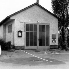 Feuerwehrgerätehaus in Olef neben der Olef um 1964. Wenige Jahre nach der Kommunalen Neugliederung 1972 löste sich die Feuerwehr Olef auf. (Repro: Stadtarchiv Schleiden)
