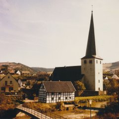 Die zweischiffige spätgotische Hallenkirche St. Johannes Baptist war Tauf- und Mutterkirche eines weiträumigen Einzugsgebietes. (Foto: Leonie Saurbier)
