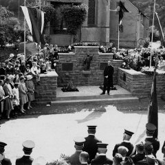Einweihungsfeier des Kriegerdenkmals in Olef am 18. August 1929. Pfarrer Hermann-Josef Zilligen hält die Weiherede. (Repro: Stadtarchiv Schleiden)