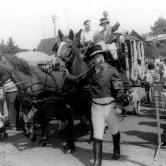 Einfahrt der Postkutsche ins Jubiläumsdorf Olef, 900-Jahr-Jubiläum, 1997 (Repro: Stadtarchiv Schleiden)