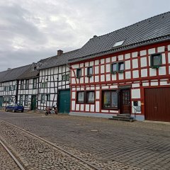 Häuser am Olefer Dorfplatz 2021. (Foto: Nicole Gutmann)