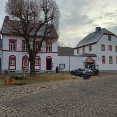 Ehemalige Volksschule und ehemaliges Pfarrhaus am Dorfplatz 2021. (Foto: Nicole Gutmann)