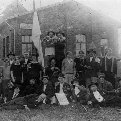 Kirmesgesellschaft vor der Gastwirtschaft Groß in Scheuren, 1928. (Foto: Stadtarchiv Schleiden)