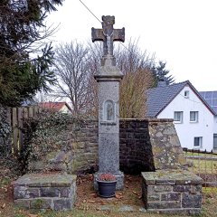 Fußfallkreuz in der Dorfmitte, 2021. Es sind noch sechs der ursprünglich sieben Stationen der „Sebbe Fooßfäll“ erhalten. (Foto: Nicole Gutmann)