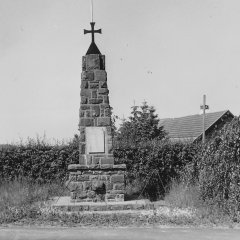 Das frühere Kriegerehrenmal Scheuren in Form eines Obelisken um 1965. (Foto: Stadtarchiv Schleiden)