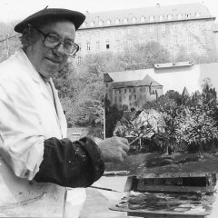 Der bekannte Eifelmaler Paul Cremer um 1910 mit Blick auf die damalige Kreisstadt mit Schleidener Schloss und blühendem Burggarten. (Foto: Stadtarchiv)