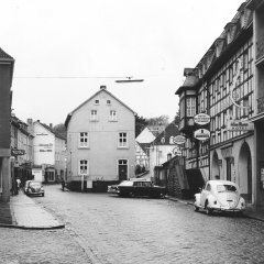 Blick auf die Häuserzeile zwischen der Stein- und Huppenstraße, die abgerissen und durch die platzartig verbreiterte Straße „Am Markt“ ersetzt wurde, die vorrangig als Parkplatz dient. (Foto: Stadtarchiv)