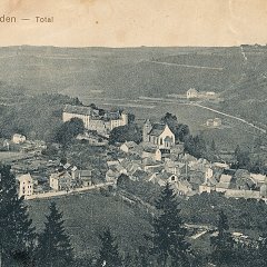 Der „Klassiker“ unter den Schleidener Postkarten: „Halbtotale“ mit Schloss und Schlosskirche vom Aussichtspunkt an der Straße auf die Broicher Höhe, ebenfalls vor dem Ersten Weltkrieg. (Foto: Stadtarchiv)