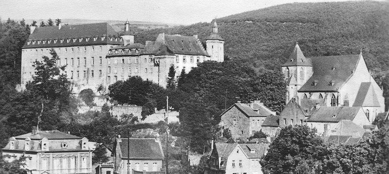 Und Schlossblick, die Dritte: Das Bild entstand um 1928, links im Vordergrund ist das frühere Schleidener Rathaus zu sehen. (Foto: Stadtarchiv)