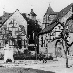 Idylle an Kriegerdenkmal und Vorburg um 1935. (Foto: Stadtarchiv)